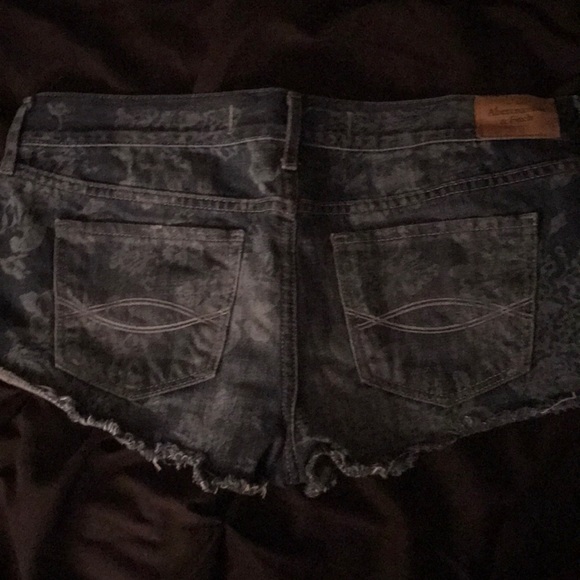 A&F Jean Short Shorts (Flower Print) - Picture 6 of 7